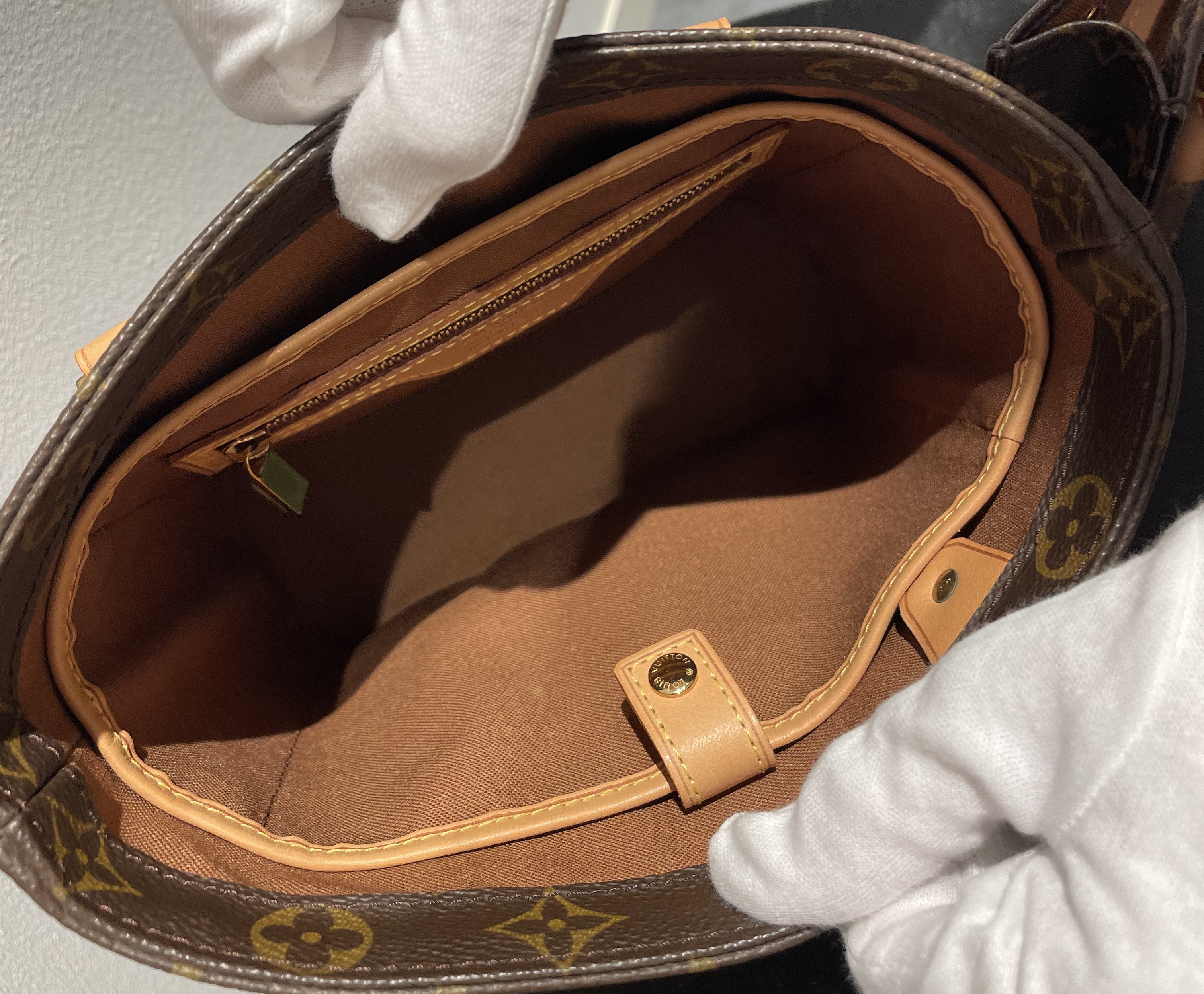 ヴィトンのバッグや財布のシリアルナンバーがある場所の例