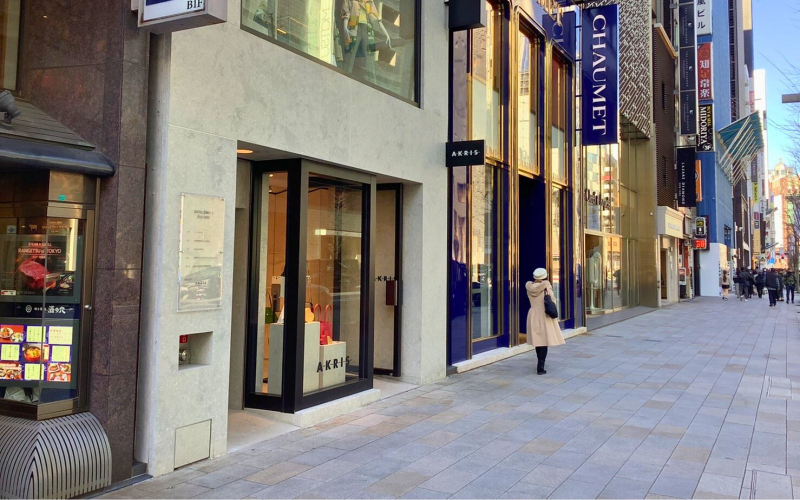 高級ブランド店が立ち並ぶ華やかな銀座の街並み