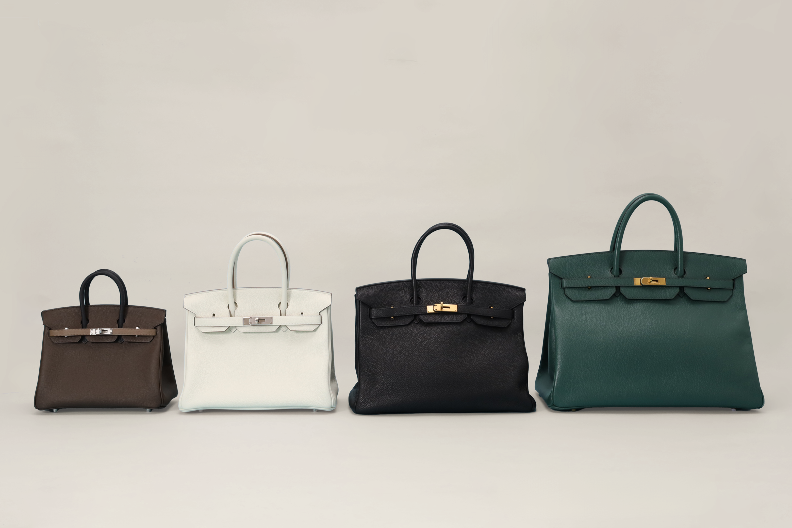 様々な色や素材のエルメス バーキンが並ぶイメージ