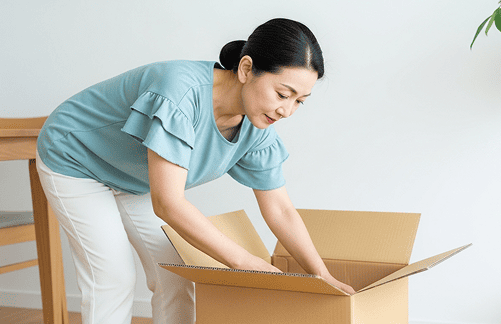 宅配買取のイメージ - 梱包材と発送準備されたブランド品