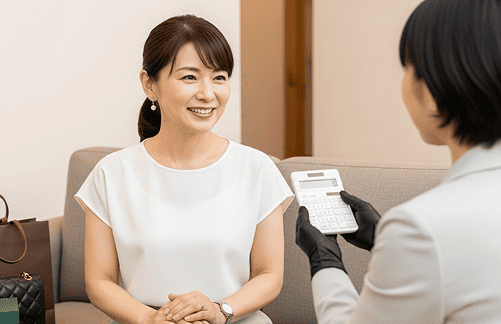 出張買取のイメージ - 鑑定士がお客様のご自宅で査定している